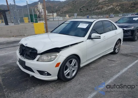 2010 Mercedes-Benz C 300 Luxury/Sport z USA, uszkodzony, nr VIN WDDGF5EB9AR114179